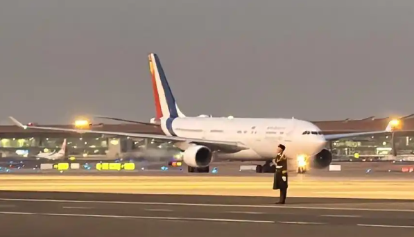 法国总统马克龙抵达北京开始访华